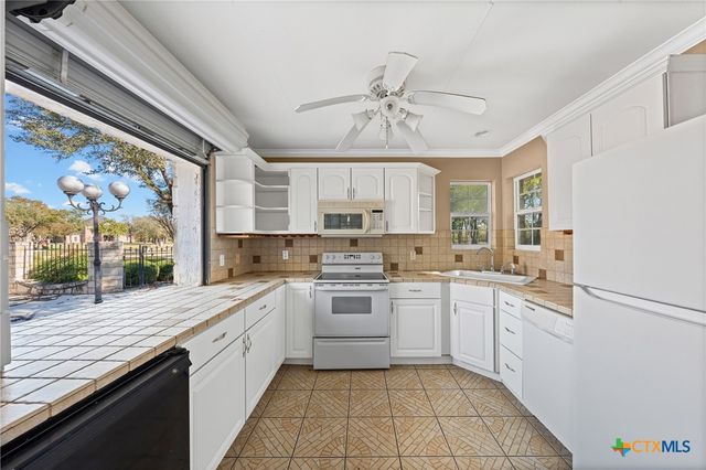 1340 Autumn Oaks Circle, China Spring, TX 76633