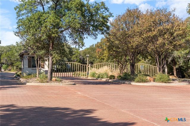 1340 Autumn Oaks Circle, China Spring, TX 76633