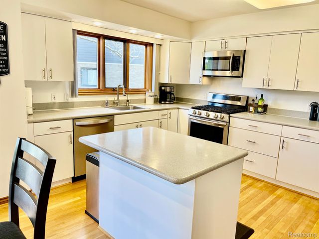 31843 Bristol Lane, Farmington Hills, MI 48334