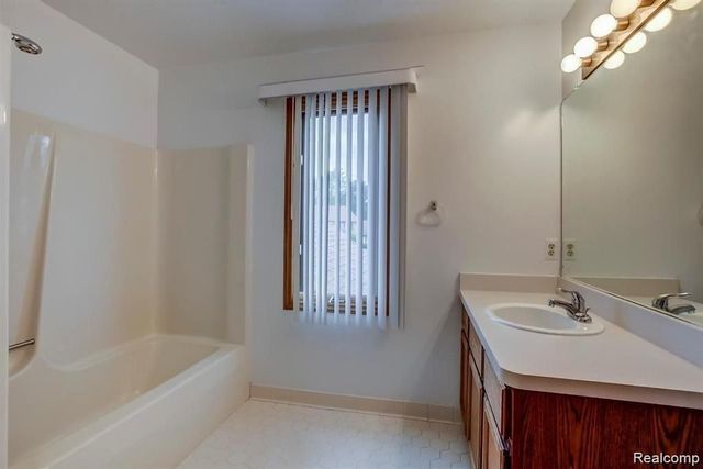 31843 Bristol Lane, Farmington Hills, MI 48334