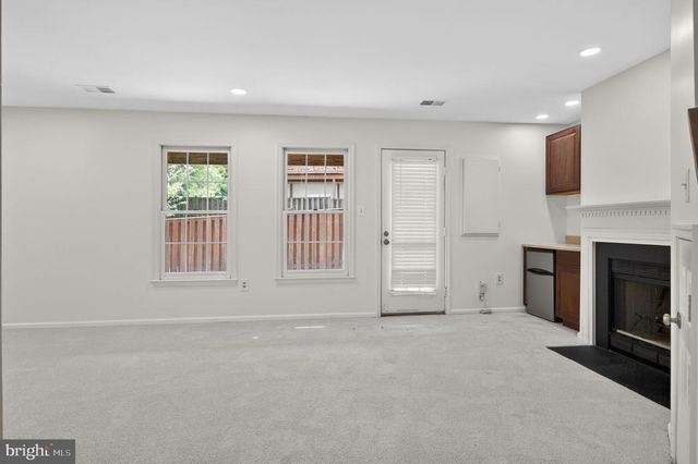 47697 WHIRLPOOL SQ, Sterling, VA 20165