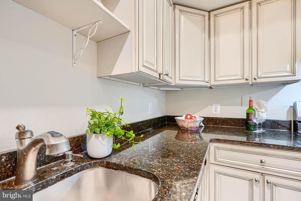 Image 10 of property listing at 1057 W BARRE ST, Baltimore, MD 21230