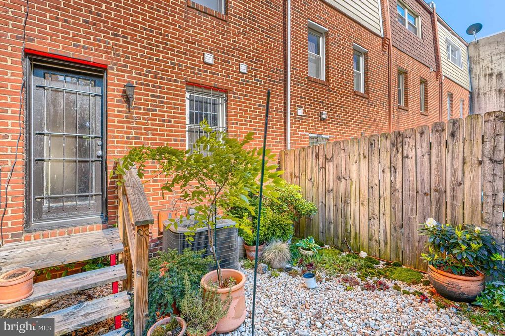Image 37 of property listing at 1057 W BARRE ST, Baltimore, MD 21230