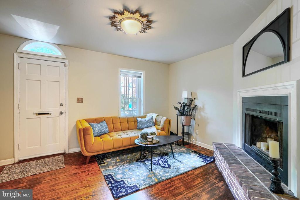 Image 4 of property listing at 1057 W BARRE ST, Baltimore, MD 21230