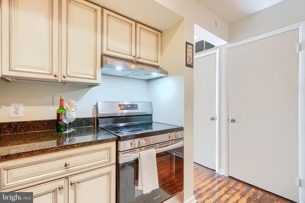 Image 9 of property listing at 1057 W BARRE ST, Baltimore, MD 21230