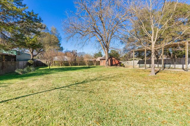 2105 Pine Tree Rd, Longview, TX 75604
