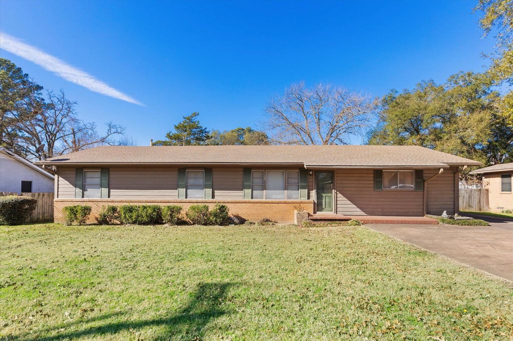 2105 Pine Tree Rd, Longview, TX 75604