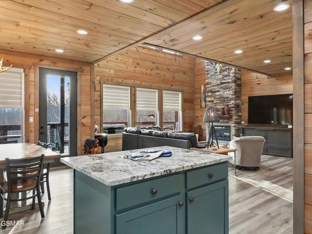 617 Big Bear Ridge Road, Gatlinburg, TN 37738