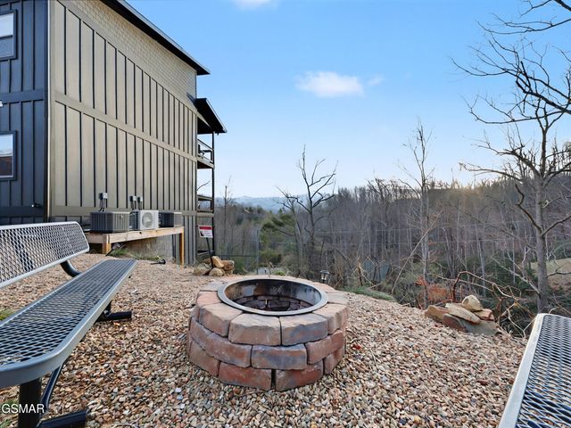 617 Big Bear Ridge Road, Gatlinburg, TN 37738