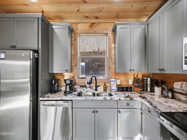 617 Big Bear Ridge Road, Gatlinburg, TN 37738