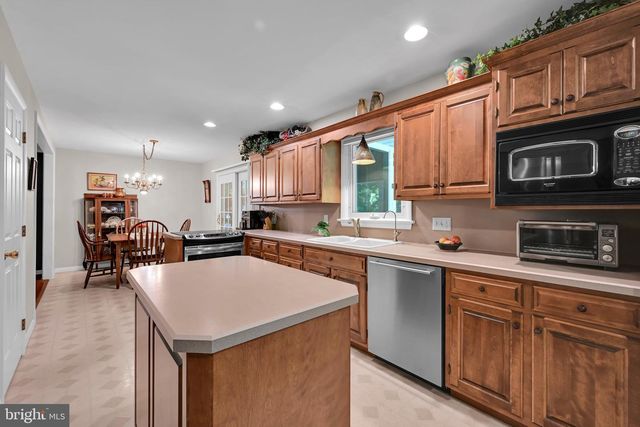 14 CONESTOGA WOODS RD, Lancaster, PA 17602