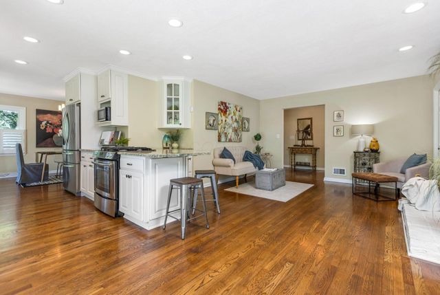 890 Lookout Point Drive, Columbus, OH 43235