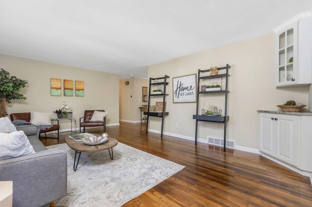 890 Lookout Point Drive, Columbus, OH 43235