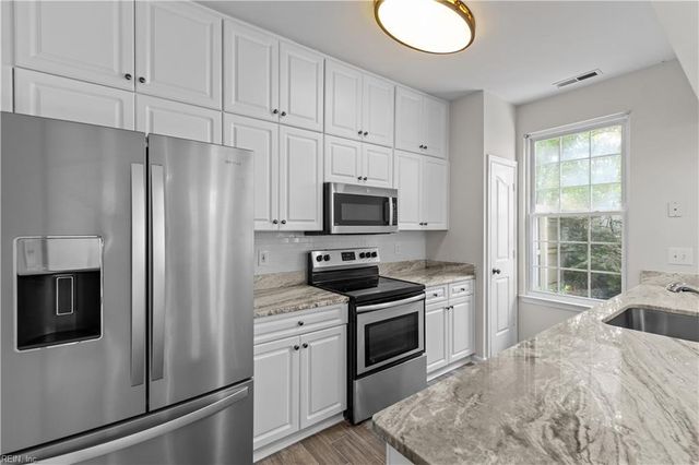 1616 Woodstock CT, Chesapeake, VA 23320
