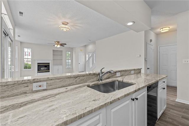 1616 Woodstock CT, Chesapeake, VA 23320