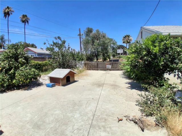 10918 Laurel Canyon, San Fernando, CA 91340