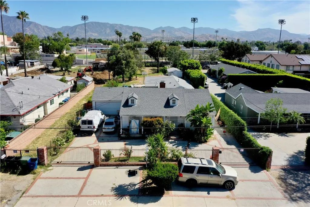 10918 Laurel Canyon, San Fernando, CA 91340