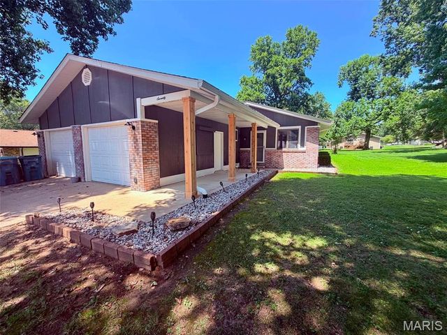 70 S Meadow Lane, Glen Carbon, IL 62034