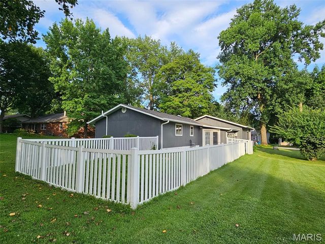 70 S Meadow Lane, Glen Carbon, IL 62034