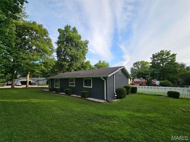 70 S Meadow Lane, Glen Carbon, IL 62034