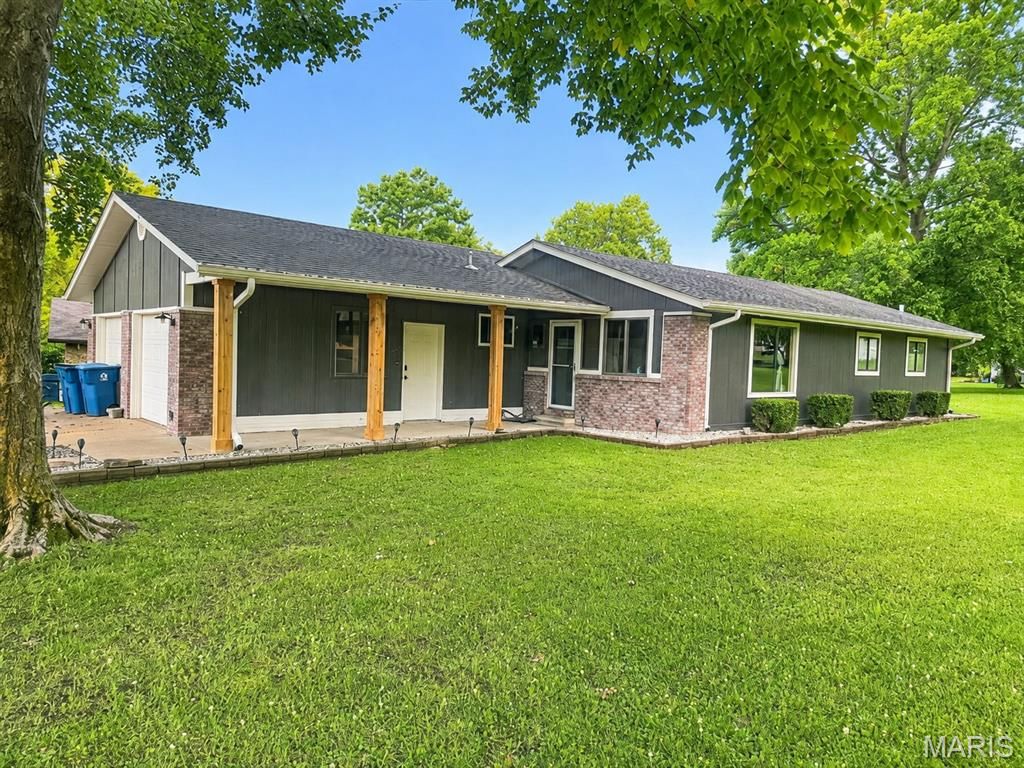 70 S Meadow Lane, Glen Carbon, IL 62034