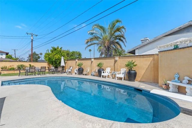 2113 W Niobe, Anaheim, CA 92804