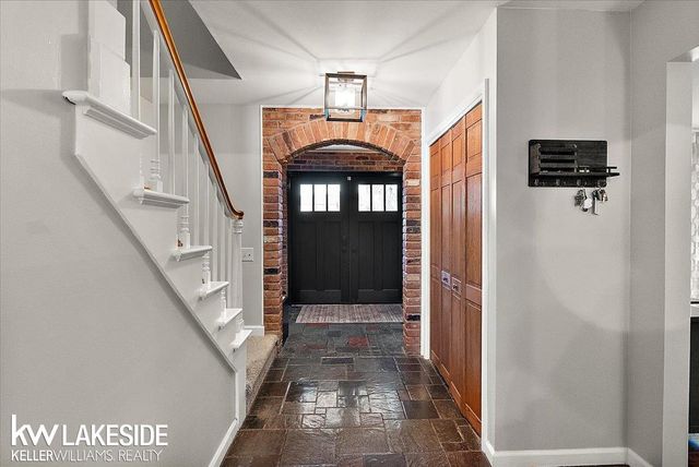 911 Lamppost Lane, Bloomfield Hills, MI 48304