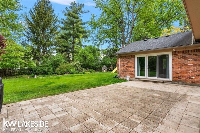 911 Lamppost Lane, Bloomfield Hills, MI 48304