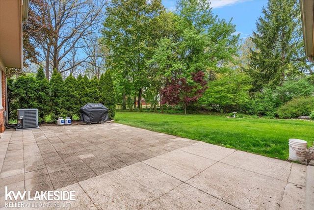 911 Lamppost Lane, Bloomfield Hills, MI 48304