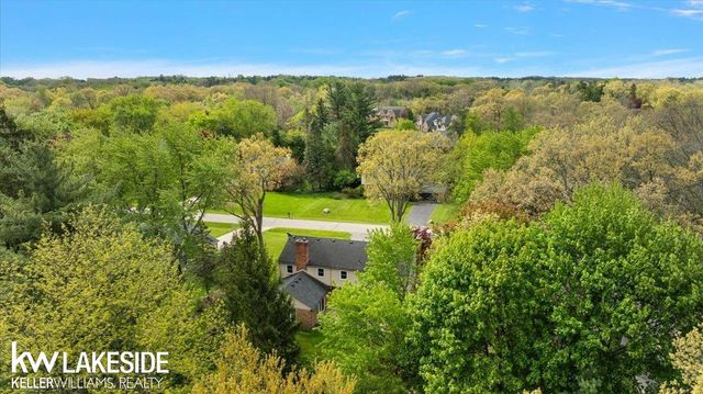 911 Lamppost Lane, Bloomfield Hills, MI 48304