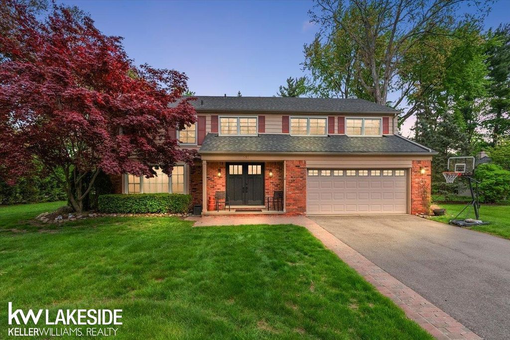 911 Lamppost Lane, Bloomfield Hills, MI 48304