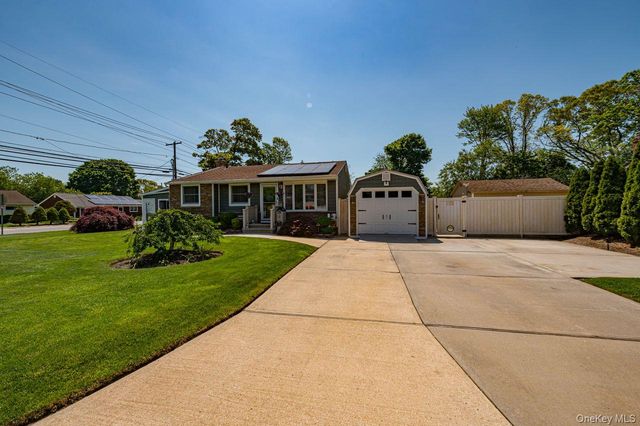 8 Oswego Drive, Bay Shore, NY 11706