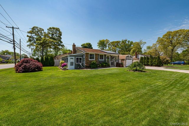 8 Oswego Drive, Bay Shore, NY 11706