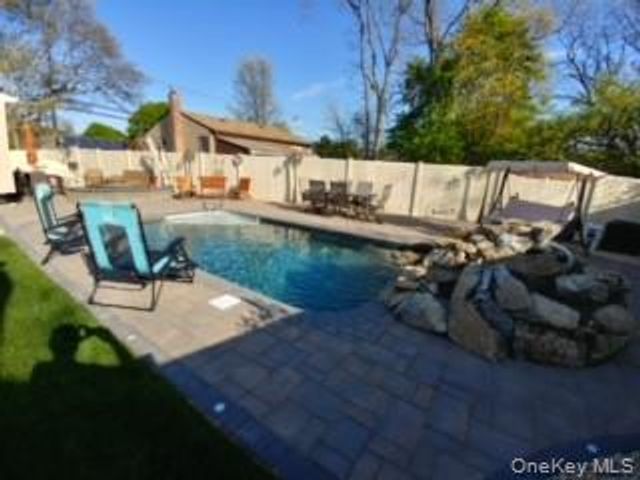 8 Oswego Drive, Bay Shore, NY 11706