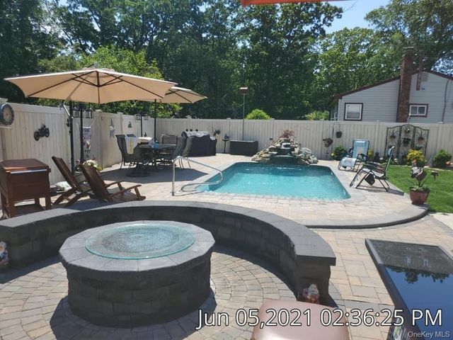 8 Oswego Drive, Bay Shore, NY 11706