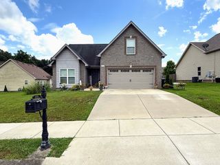215 E Winterberry Trl, White House, TN 37188