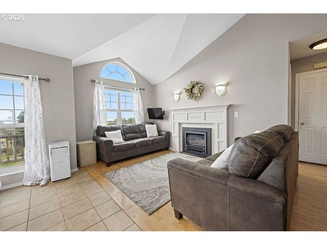 4841 CEDAR St, Astoria, OR 97103