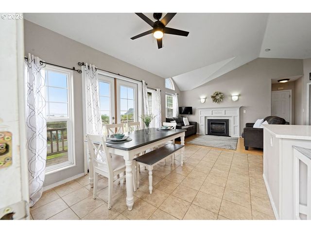 4841 CEDAR St, Astoria, OR 97103