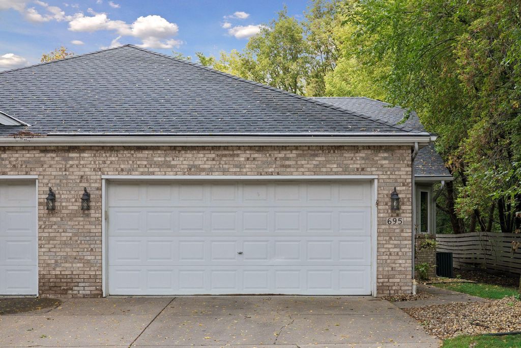 695 Emerald Ridge, Roseville, MN 55113 — photo 2