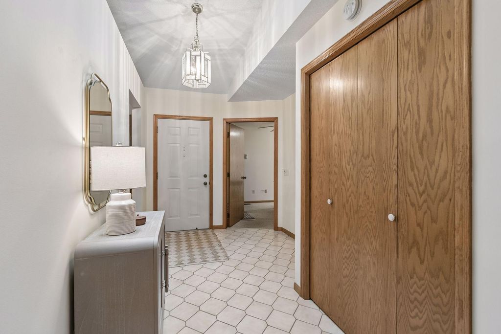 695 Emerald Ridge, Roseville, MN 55113 — photo 4