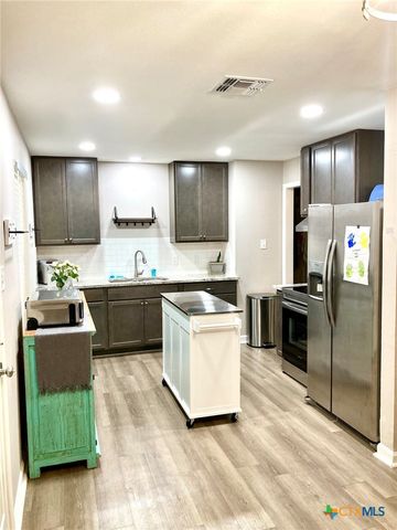 1604 Crockett Avenue, Victoria, TX 77901