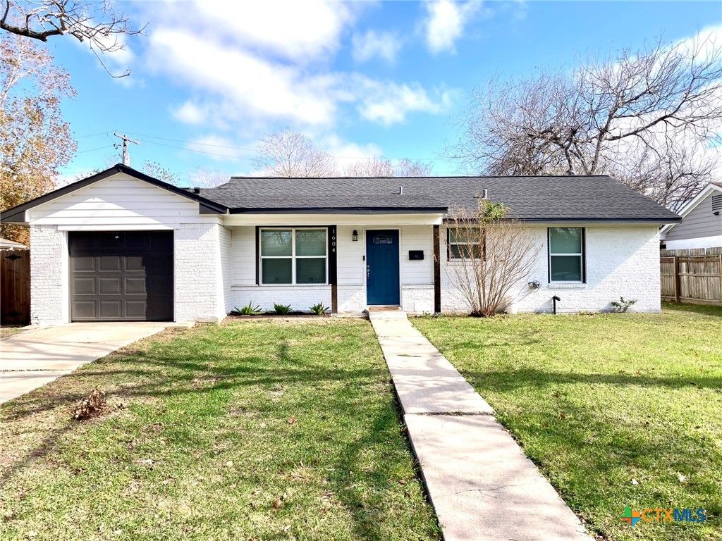 1604 Crockett Avenue, Victoria, TX 77901