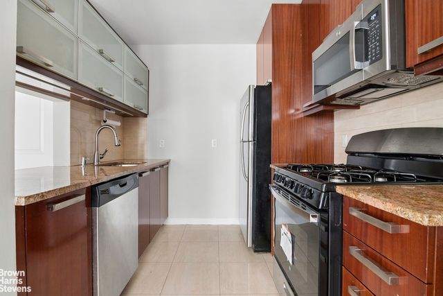 3330 61st St Apt 105, New York City, NY 11377
