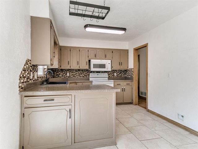 808 Del Haven Drive, Del City, OK 73115