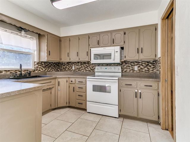 808 Del Haven Drive, Del City, OK 73115