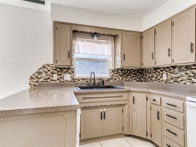 808 Del Haven Drive, Del City, OK 73115
