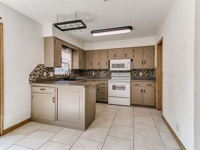 808 Del Haven Drive, Del City, OK 73115