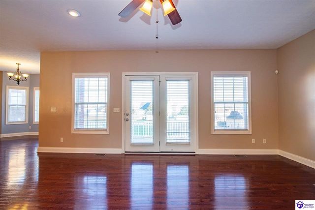 340 Vineland Place Drive, Vine Grove, KY 40175