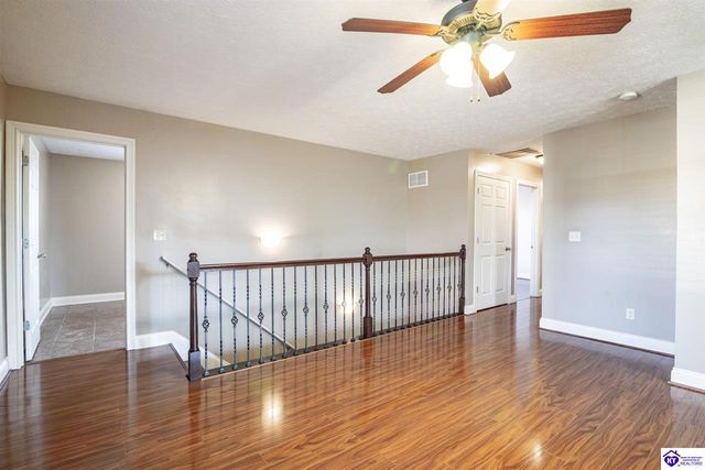 340 Vineland Place Drive, Vine Grove, KY 40175