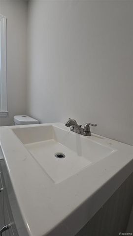 590 E Madison Avenue, Pontiac, MI 48340